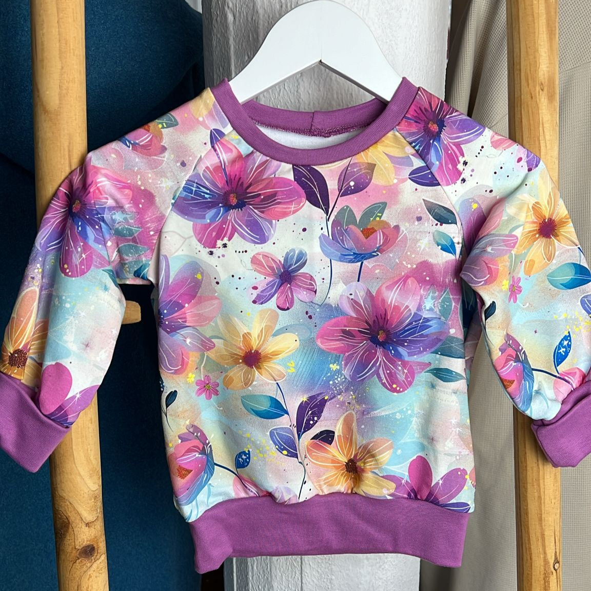 Damenstoff Meterware Blumen lila gelb blau als Kinderpullover